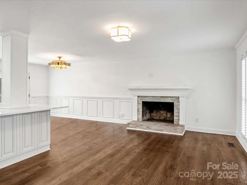 3453 Selwyn Avenue, Charlotte, NC 28209.  MLS# CAR4208971, YatesRealty ID 1060. Living Room