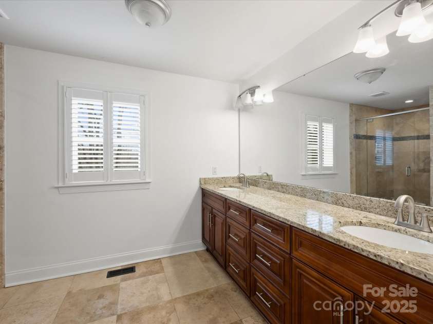 3453 Selwyn Avenue, Charlotte, NC 28209.  MLS# CAR4208971, YatesRealty ID 1060. Primary Bathroom