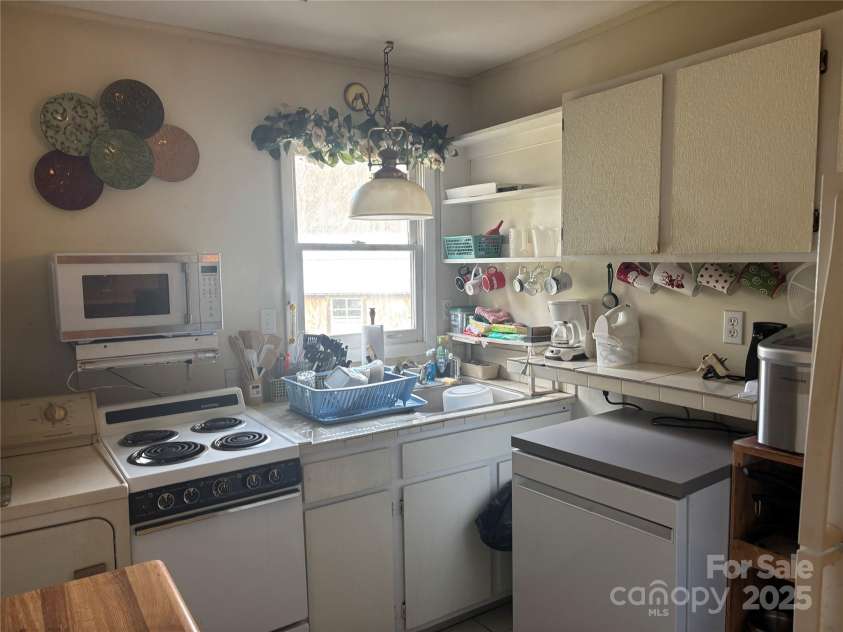 689 Henredon Plant Road, Spruce Pine, NC 28777.  MLS# CAR4247543, YatesRealty ID 10602. 