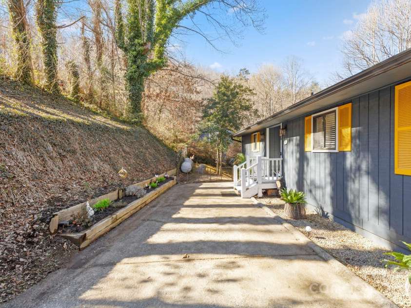 228 White Oak Road, Waynesville, NC 28785.  MLS# CAR4215162, YatesRealty ID 10603. 