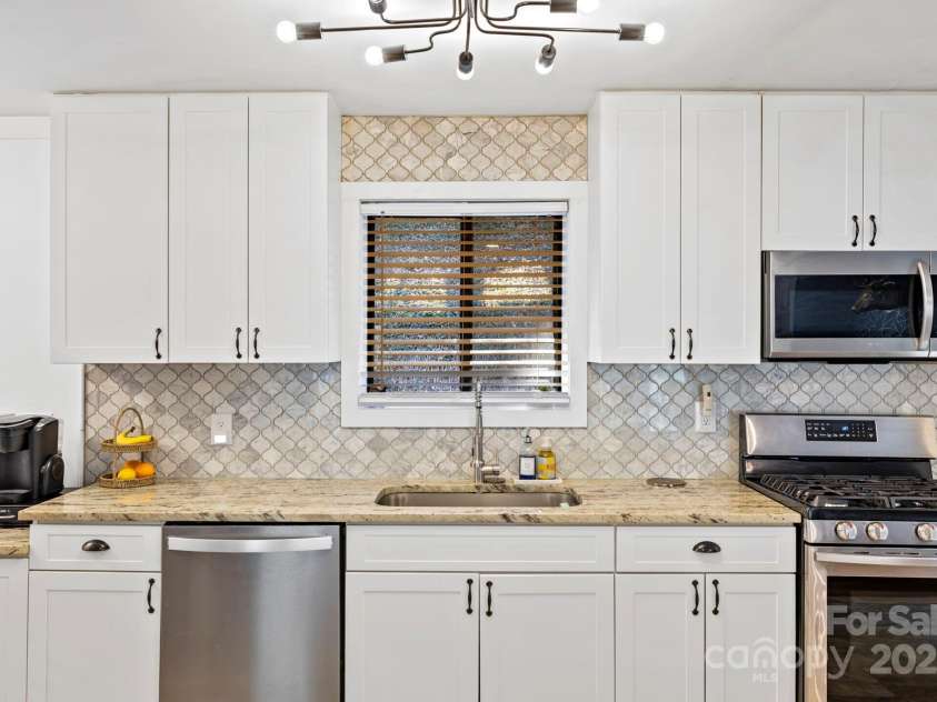 228 White Oak Road, Waynesville, NC 28785.  MLS# CAR4215162, YatesRealty ID 10603. Beautifully updated kitchen