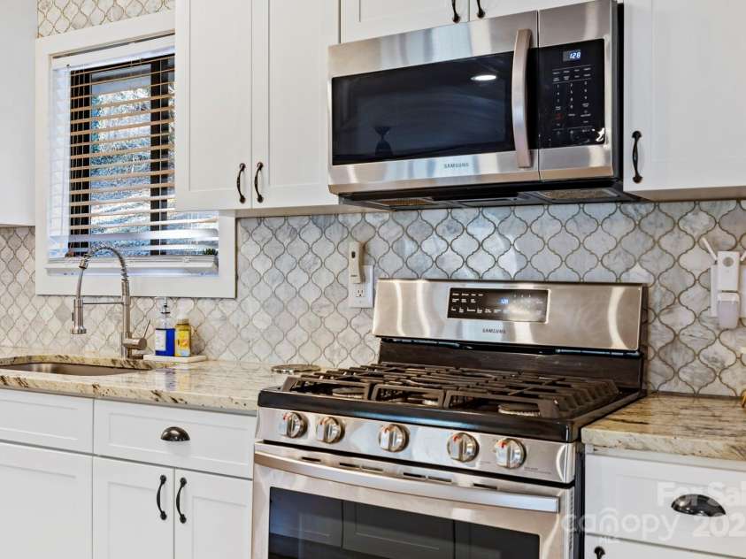 228 White Oak Road, Waynesville, NC 28785.  MLS# CAR4215162, YatesRealty ID 10603. Beautifully updated kitchen
