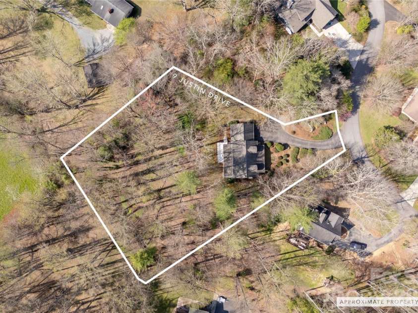 9 Justin Drive, Etowah, NC 28729.  MLS# CAR4363868, YatesRealty ID 10603. 