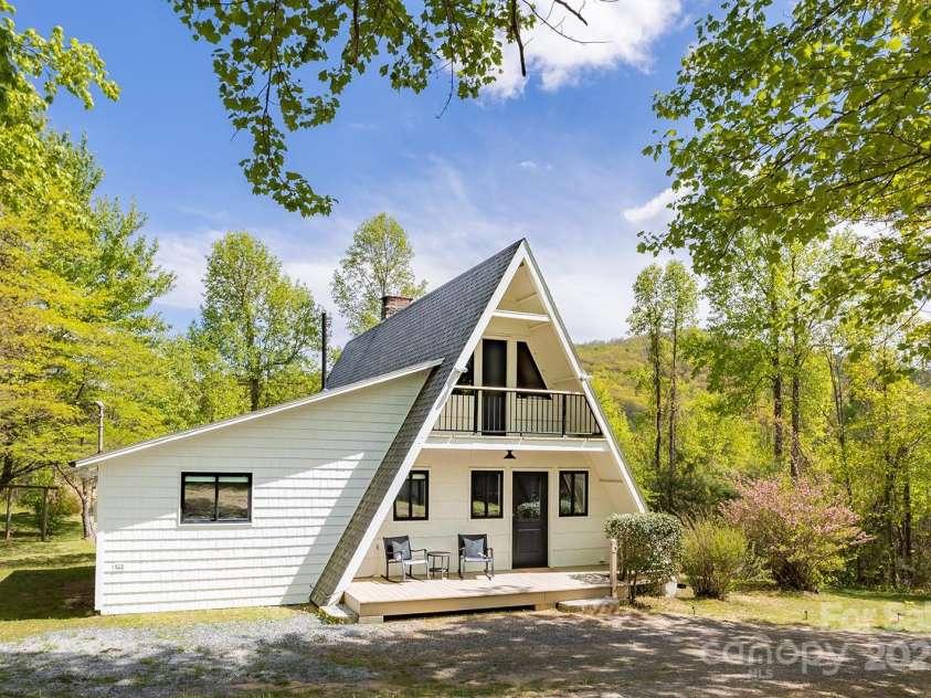826 Shumont Road, Black Mountain, NC 28711.  MLS# CAR4239452, YatesRealty ID 10604. 