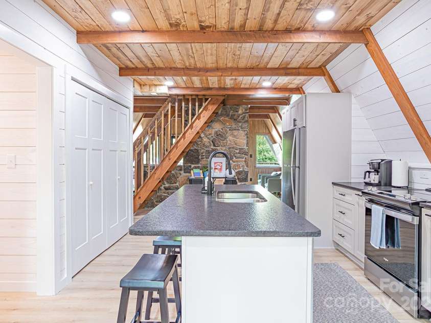 826 Shumont Road, Black Mountain, NC 28711.  MLS# CAR4239452, YatesRealty ID 10604. 