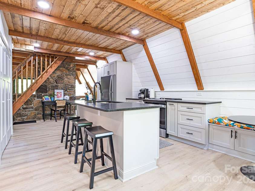 826 Shumont Road, Black Mountain, NC 28711.  MLS# CAR4239452, YatesRealty ID 10604. 