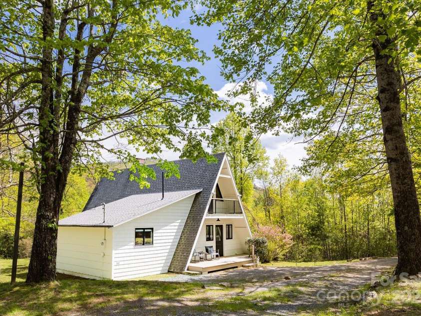 826 Shumont Road, Black Mountain, NC 28711.  MLS# CAR4239452, YatesRealty ID 10604. 