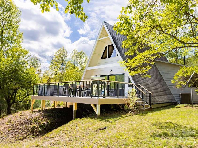 826 Shumont Road, Black Mountain, NC 28711.  MLS# CAR4239452, YatesRealty ID 10604. 