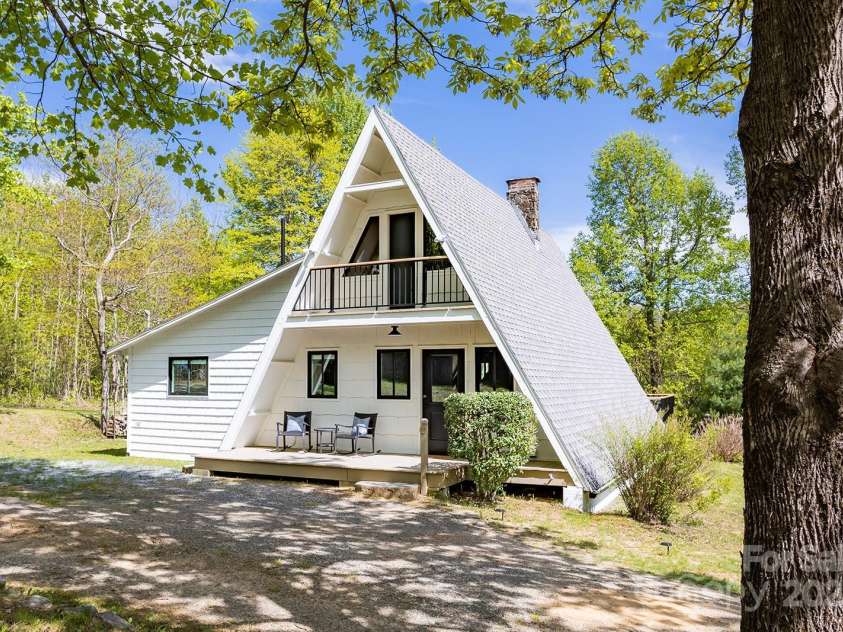 826 Shumont Road, Black Mountain, NC 28711.  MLS# CAR4239452, YatesRealty ID 10604. 