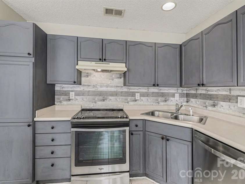 4557 Antelope Lane, Charlotte, NC 28269.  MLS# CAR4331221, YatesRealty ID 10606. 