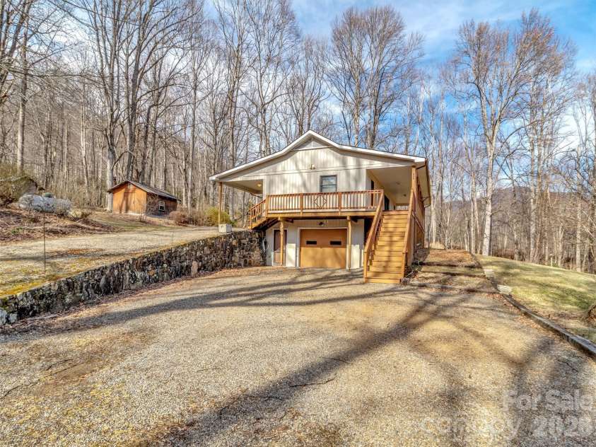 122 Vinewood Drive, Waynesville, NC 28786.  MLS# CAR4354915, YatesRealty ID 10608. 