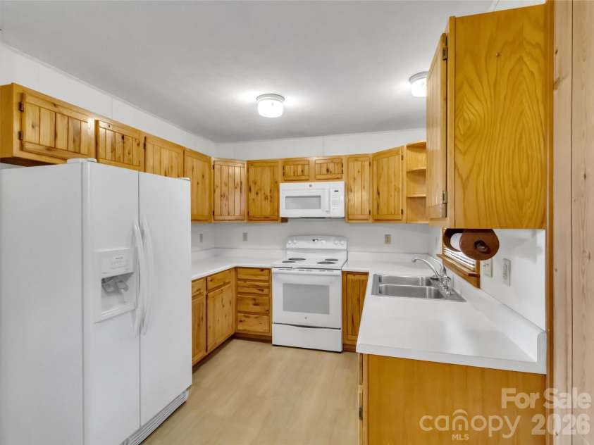 122 Vinewood Drive, Waynesville, NC 28786.  MLS# CAR4354915, YatesRealty ID 10608. 