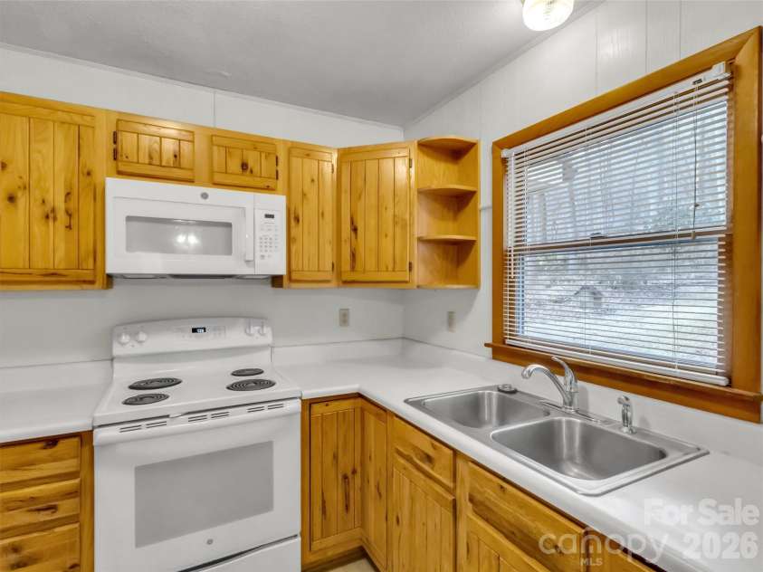 122 Vinewood Drive, Waynesville, NC 28786.  MLS# CAR4354915, YatesRealty ID 10608. 