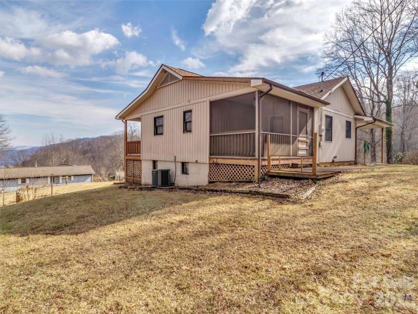 122 Vinewood Drive, Waynesville, NC 28786.  MLS# CAR4354915, YatesRealty ID 10608. 