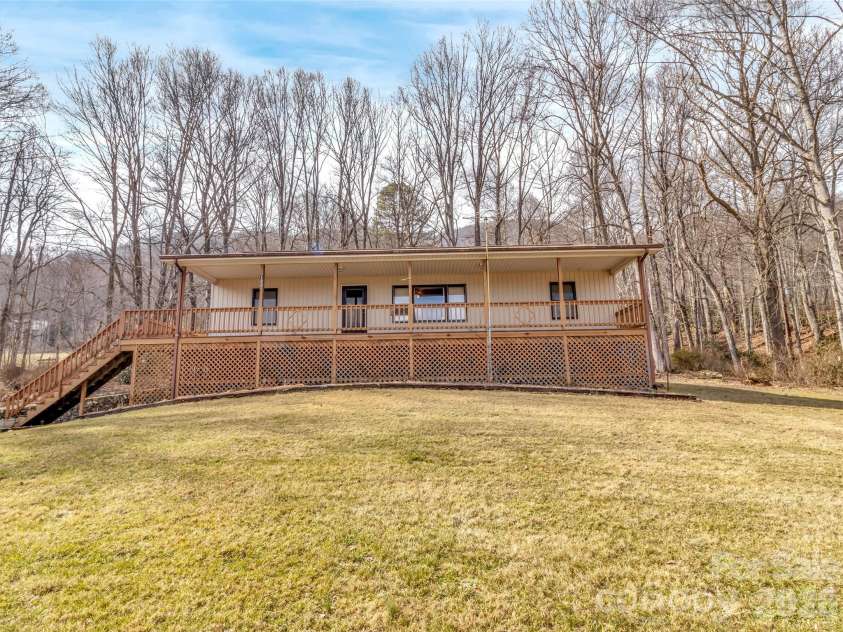 122 Vinewood Drive, Waynesville, NC 28786.  MLS# CAR4354915, YatesRealty ID 10608. 