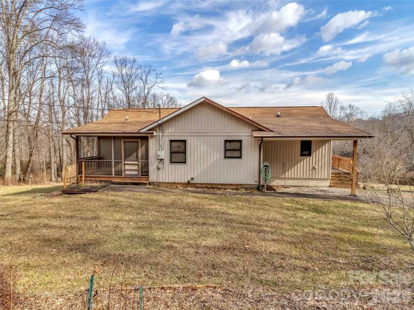 122 Vinewood Drive, Waynesville, NC 28786.  MLS# CAR4354915, YatesRealty ID 10608. 