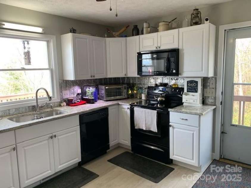 1474 HOLIDAY Drive, Hendersonville, NC 28739.  MLS# CAR4242849, YatesRealty ID 10609. 