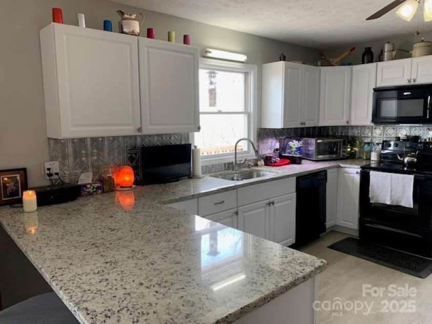 1474 HOLIDAY Drive, Hendersonville, NC 28739.  MLS# CAR4242849, YatesRealty ID 10609. ENJOY THE RECENT KITCHEN, NEW CABINETS AND G'TOPS