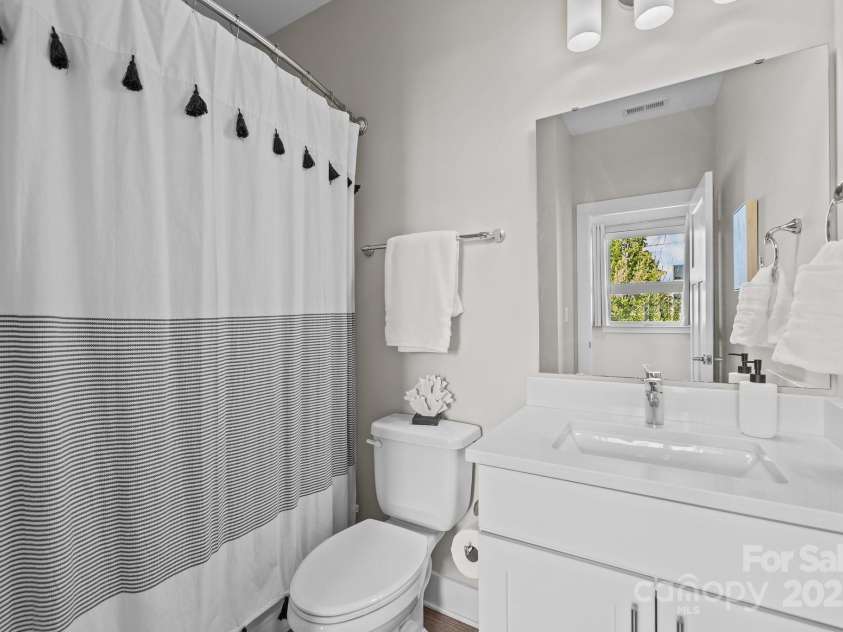 3655 Vallette Court, Charlotte, NC 28203.  MLS# CAR4235357, YatesRealty ID 10610. 