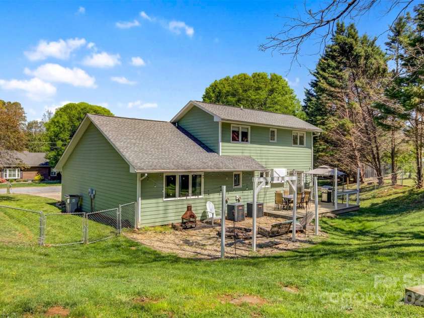 1114 Woodbine Place, Lenoir, NC 28645.  MLS# CAR4232393, YatesRealty ID 10612. 