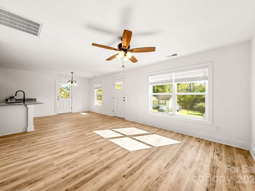 517 Pine Street, Maiden, NC 28650.  MLS# CAR4307664, YatesRealty ID 10612. 