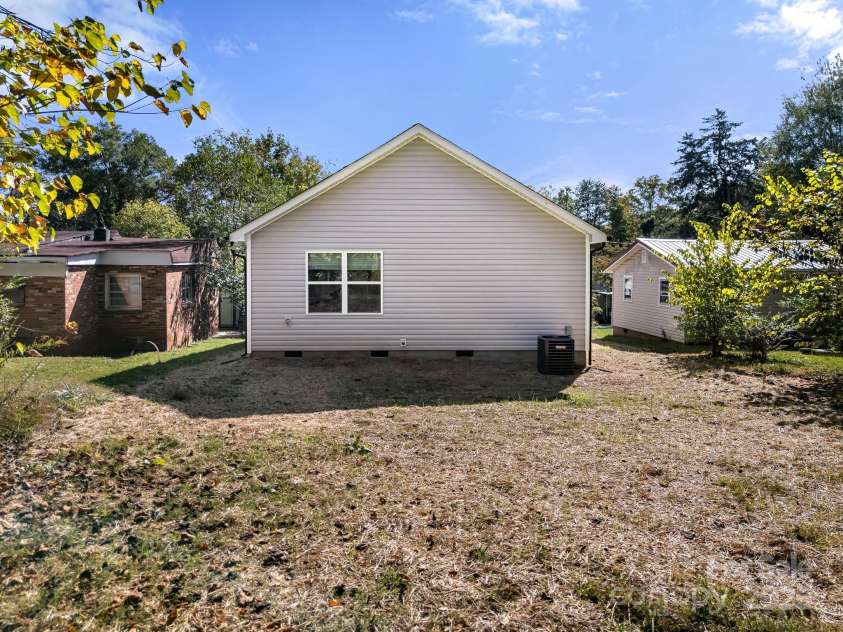 517 Pine Street, Maiden, NC 28650.  MLS# CAR4307664, YatesRealty ID 10612. 