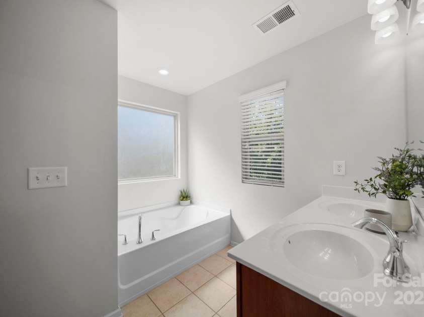 5033 Mockernut Lane, Fort Mill, SC 29707.  MLS# CAR4304430, YatesRealty ID 10614. 