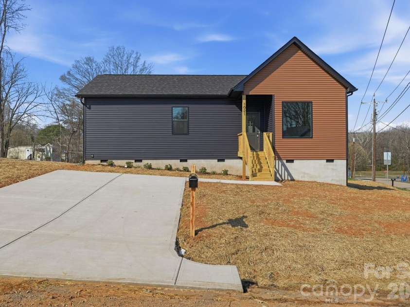 1021 Elm Street, Kannapolis, NC 28081.  MLS# CAR4354286, YatesRealty ID 10616. 