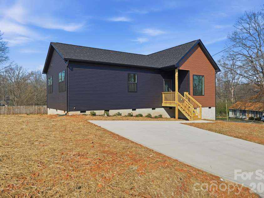 1021 Elm Street, Kannapolis, NC 28081.  MLS# CAR4354286, YatesRealty ID 10616. 