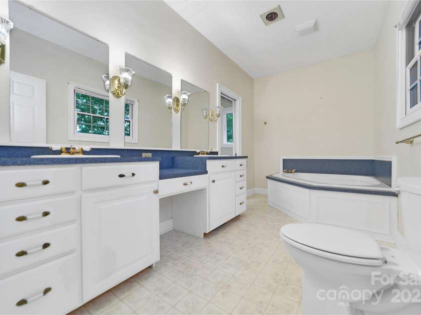 273 Inoli Circle, Brevard, NC 28712.  MLS# CAR4286189, YatesRealty ID 10618. Primary Bath