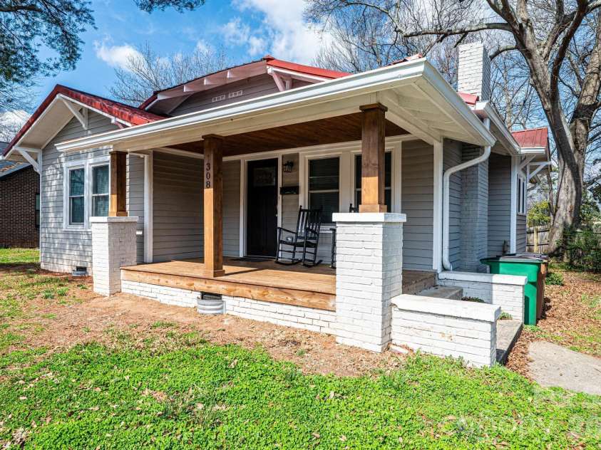 308 sycamore Street, Lincolnton, NC 28092.  MLS# CAR4354659, YatesRealty ID 10621. 