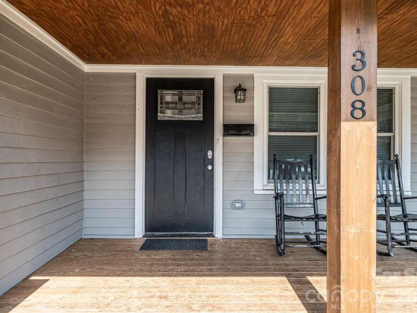 308 sycamore Street, Lincolnton, NC 28092.  MLS# CAR4354659, YatesRealty ID 10621. 