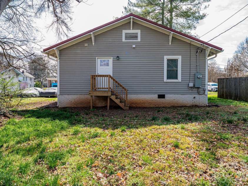 308 sycamore Street, Lincolnton, NC 28092.  MLS# CAR4354659, YatesRealty ID 10621. 