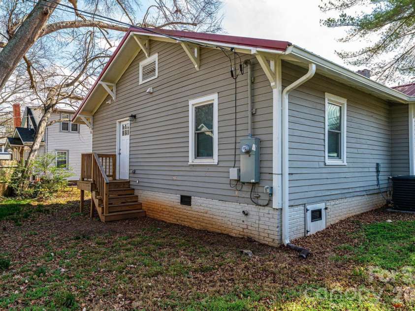 308 sycamore Street, Lincolnton, NC 28092.  MLS# CAR4354659, YatesRealty ID 10621. 