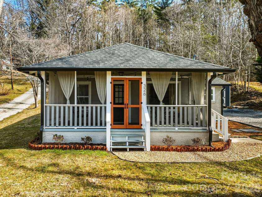 326 Lyndhurst Drive, Hendersonville, NC 28971.  MLS# CAR4345857, YatesRealty ID 10624. 