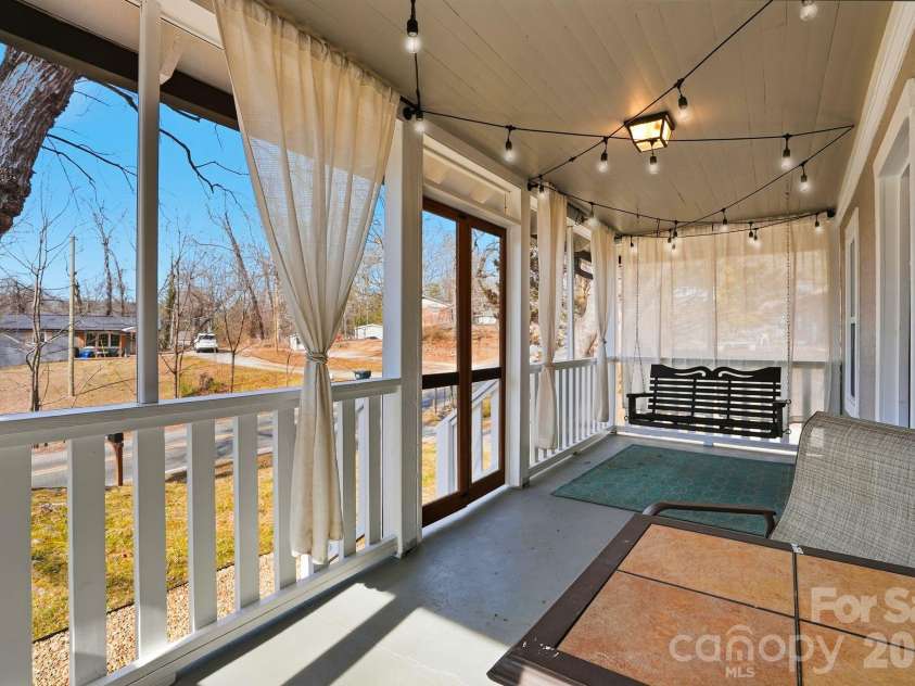 326 Lyndhurst Drive, Hendersonville, NC 28971.  MLS# CAR4345857, YatesRealty ID 10624. 