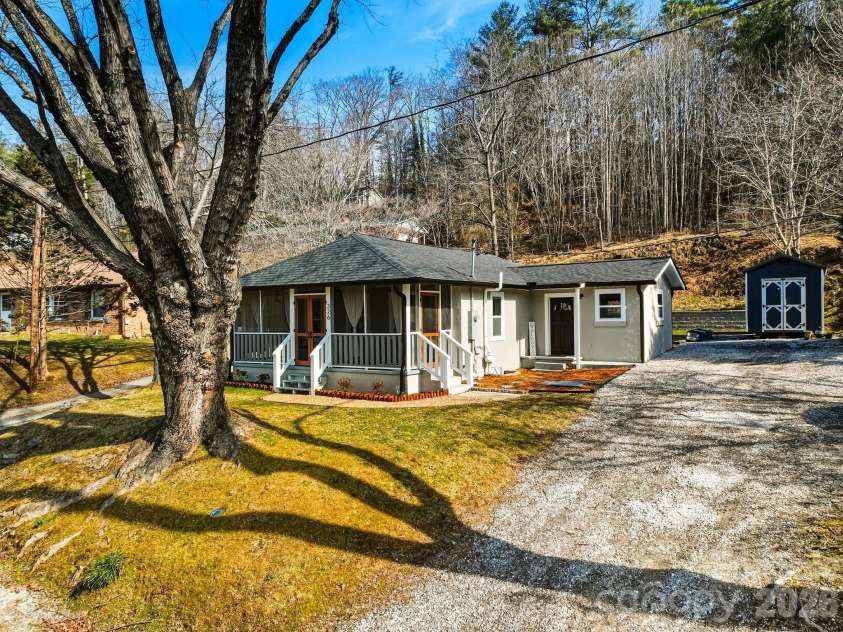 326 Lyndhurst Drive, Hendersonville, NC 28971.  MLS# CAR4345857, YatesRealty ID 10624. 
