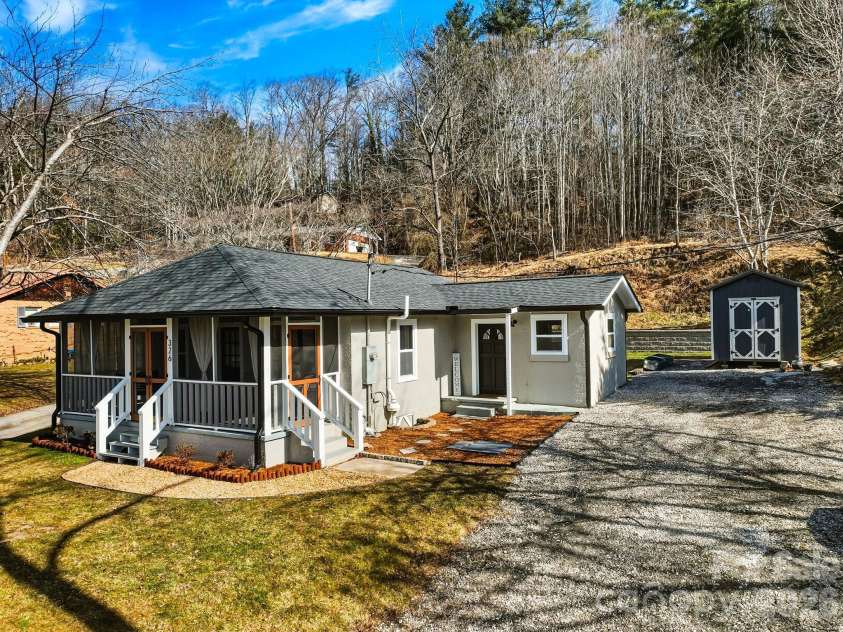 326 Lyndhurst Drive, Hendersonville, NC 28971.  MLS# CAR4345857, YatesRealty ID 10624. 