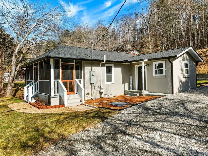 326 Lyndhurst Drive, Hendersonville, NC 28971.  MLS# CAR4345857, YatesRealty ID 10624. 