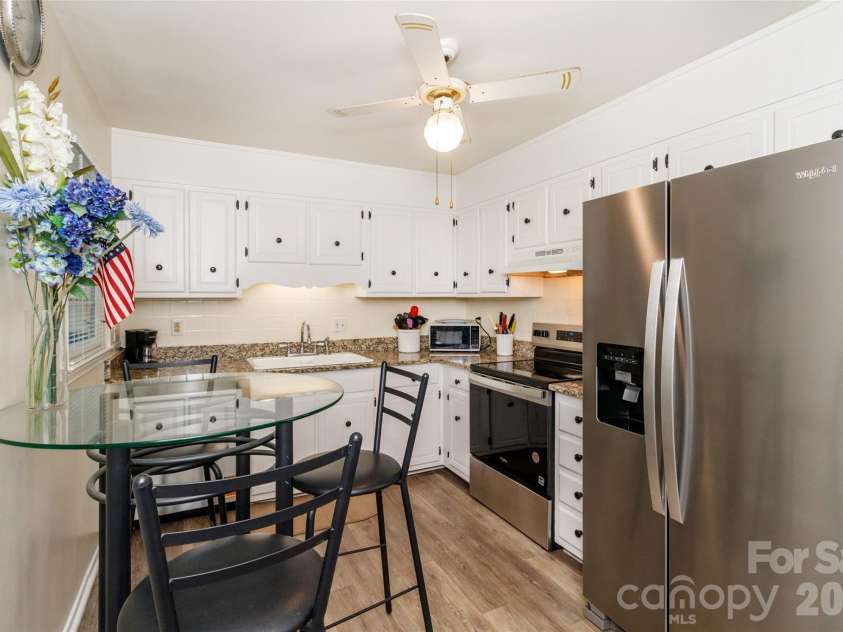 8300 Knights Bridge Road, Charlotte, NC 28210.  MLS# CAR4361644, YatesRealty ID 10629. 