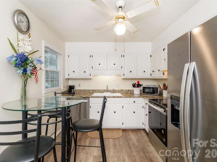 8300 Knights Bridge Road, Charlotte, NC 28210.  MLS# CAR4361644, YatesRealty ID 10629. 
