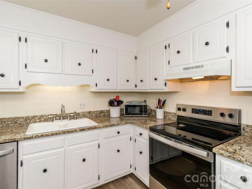 8300 Knights Bridge Road, Charlotte, NC 28210.  MLS# CAR4361644, YatesRealty ID 10629. 