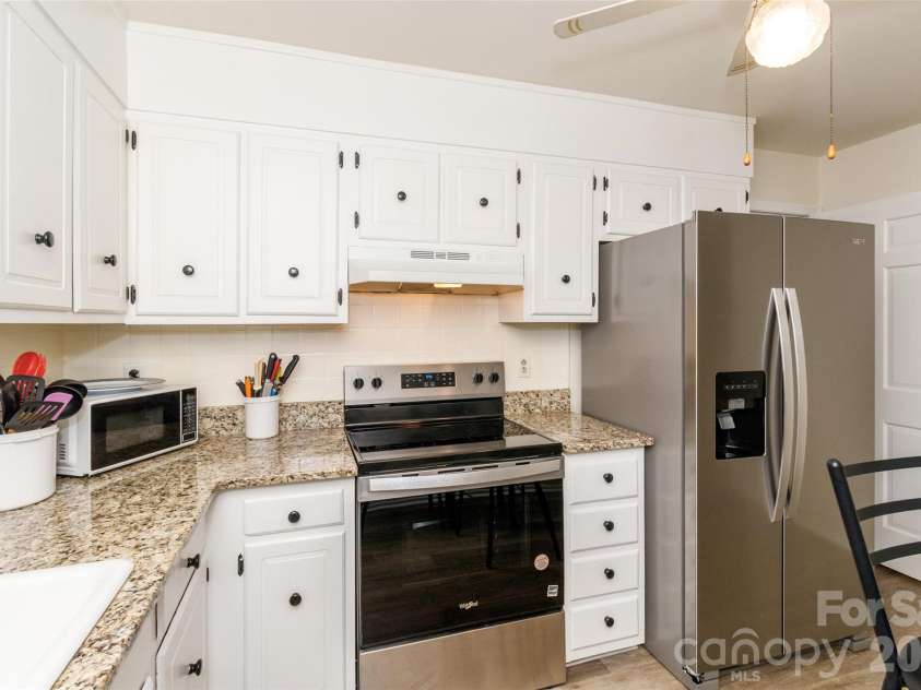 8300 Knights Bridge Road, Charlotte, NC 28210.  MLS# CAR4361644, YatesRealty ID 10629. 