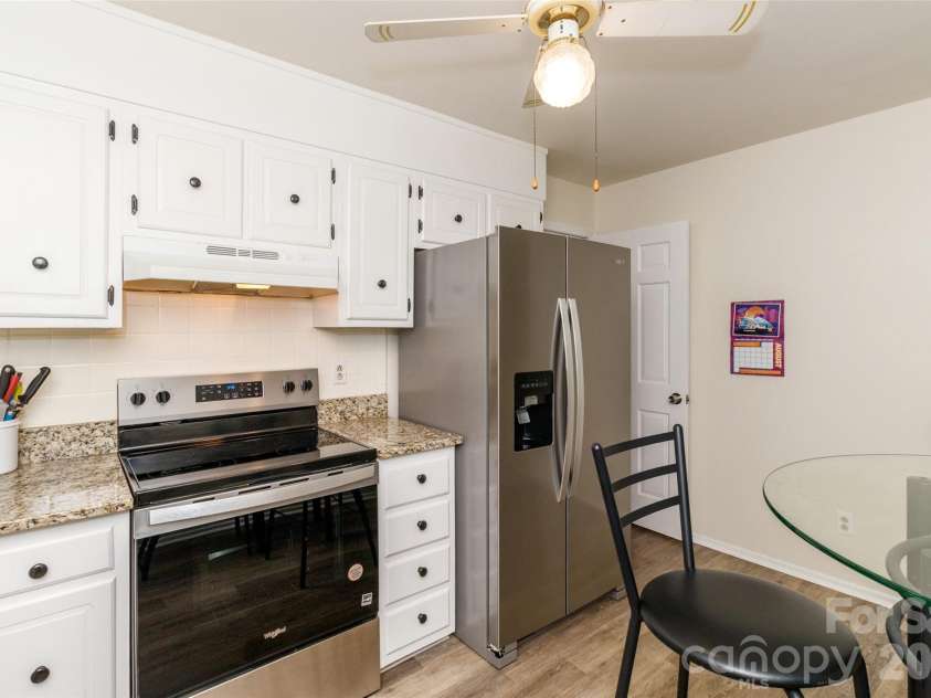 8300 Knights Bridge Road, Charlotte, NC 28210.  MLS# CAR4361644, YatesRealty ID 10629. 