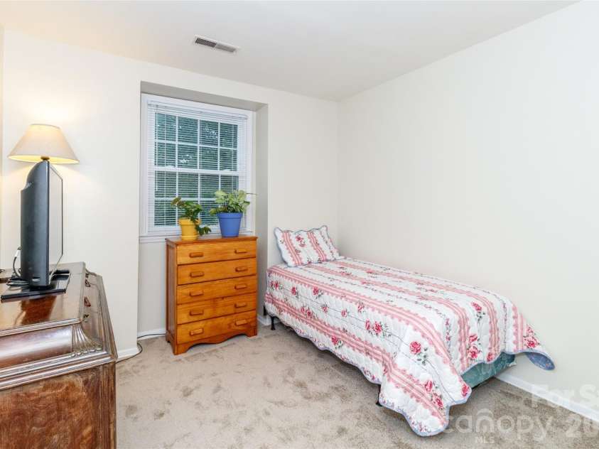 8300 Knights Bridge Road, Charlotte, NC 28210.  MLS# CAR4361644, YatesRealty ID 10629. 