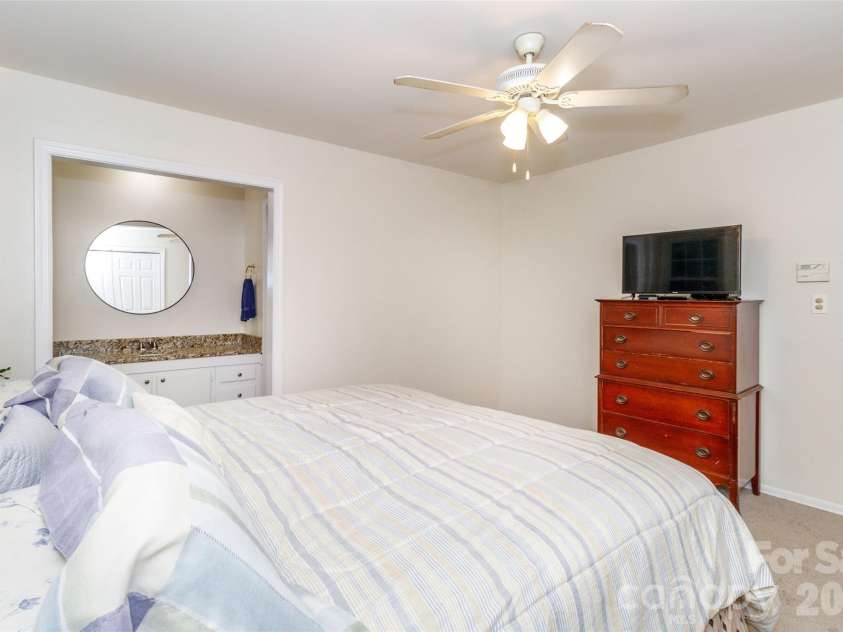 8300 Knights Bridge Road, Charlotte, NC 28210.  MLS# CAR4361644, YatesRealty ID 10629. 