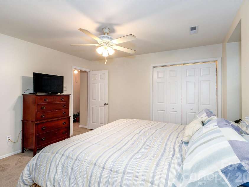 8300 Knights Bridge Road, Charlotte, NC 28210.  MLS# CAR4361644, YatesRealty ID 10629. 