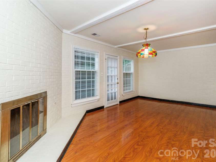 8300 Knights Bridge Road, Charlotte, NC 28210.  MLS# CAR4361644, YatesRealty ID 10629. 