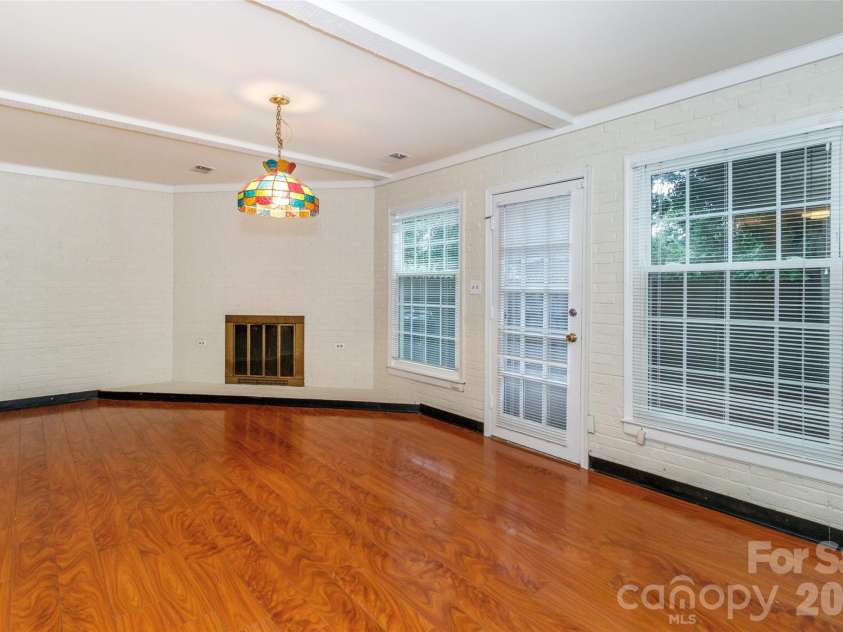 8300 Knights Bridge Road, Charlotte, NC 28210.  MLS# CAR4361644, YatesRealty ID 10629. 