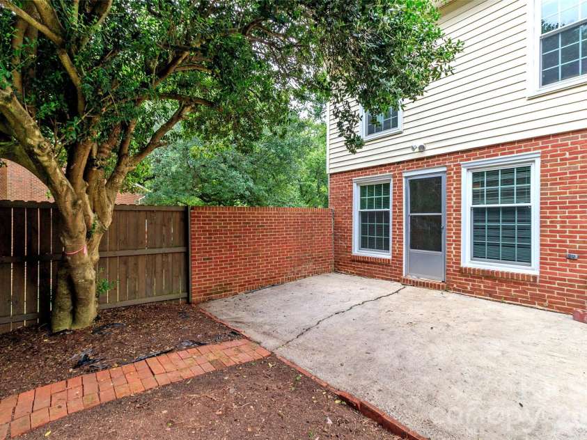 8300 Knights Bridge Road, Charlotte, NC 28210.  MLS# CAR4361644, YatesRealty ID 10629. 